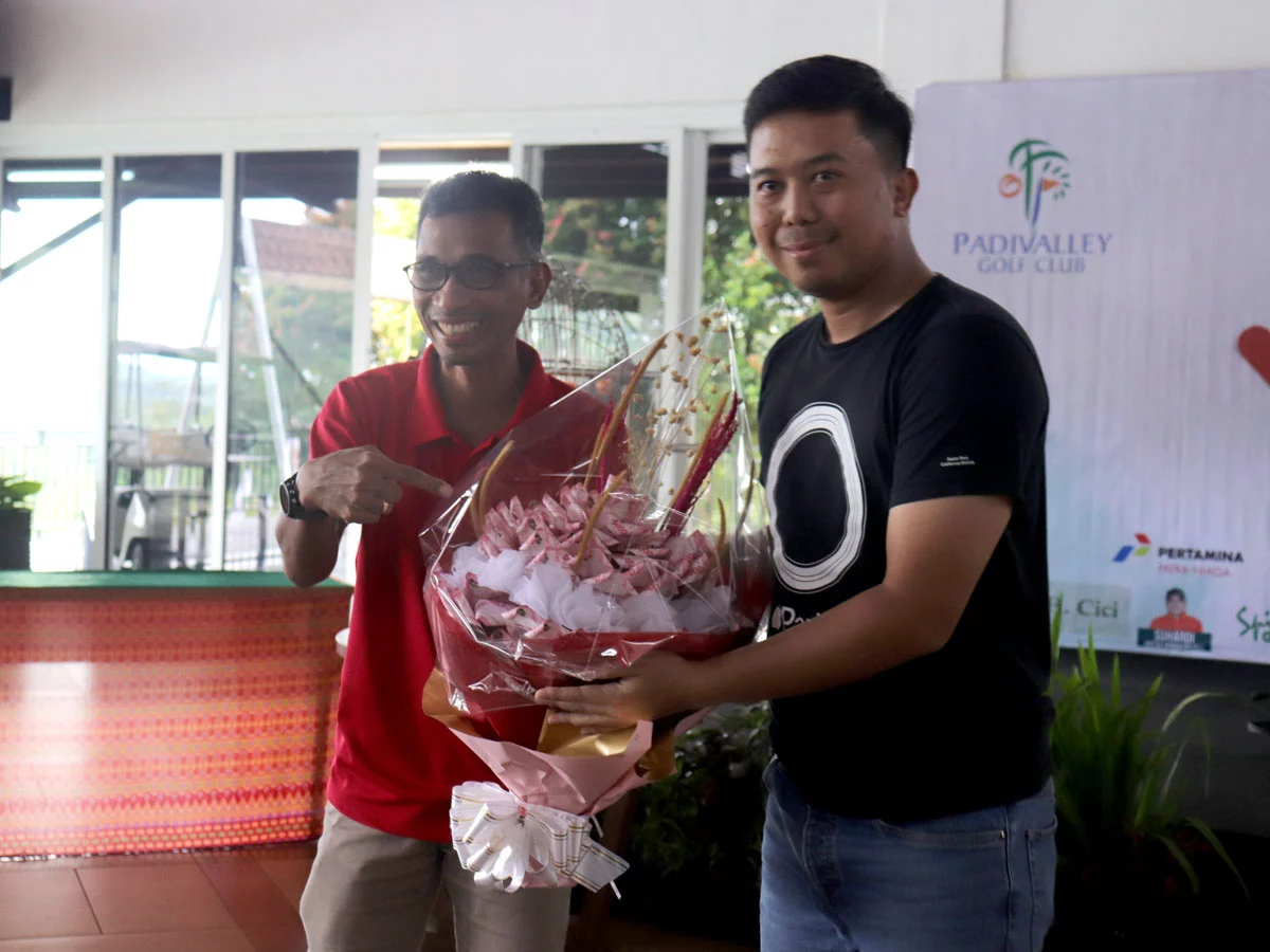 Erwin Triyuswanto menyerahkan hadiah Doorprize Bucket Bunga dengan uang tunai 10 Juta