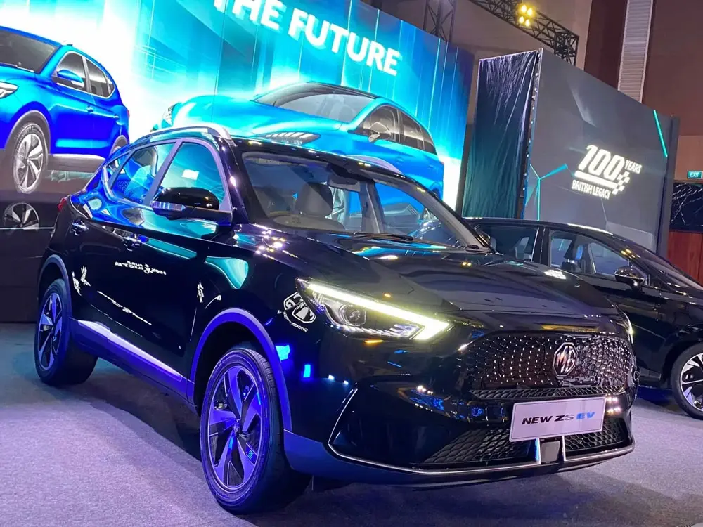 MG ZS EV warna hitam saat dipamerkan oleh MG Indonesia memperingati 100 tahun MG