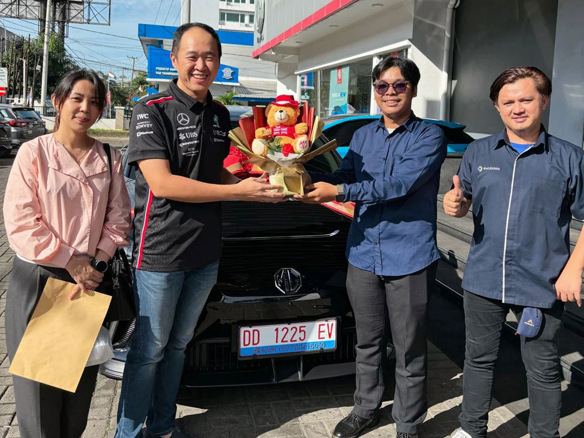 Handover mobil listrik MG 4 EV di showroom MG Perttarani bersama konsumen (kiri) dan sales