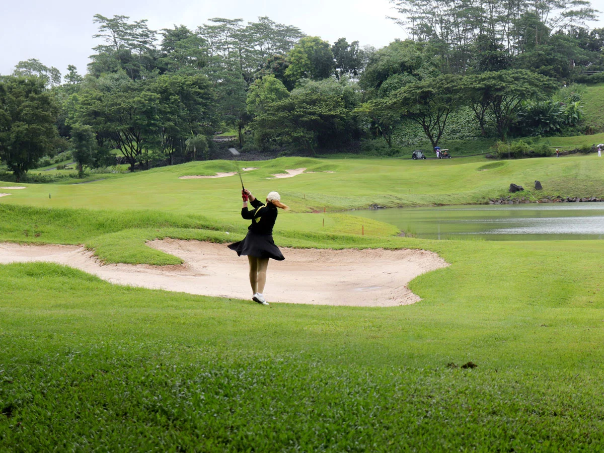 Salah satu peserta wanita PGC mengayunkan stik golfnya saat kegiatan Love Swing and Friendship